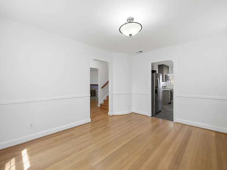 4453 S Dakota Ave NE — Photo 6