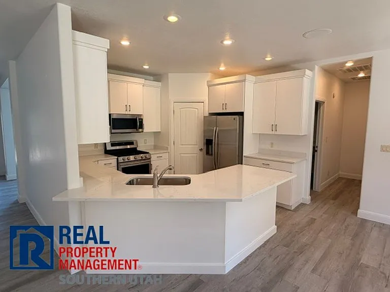 685 W Windsor Dr — Photo 8