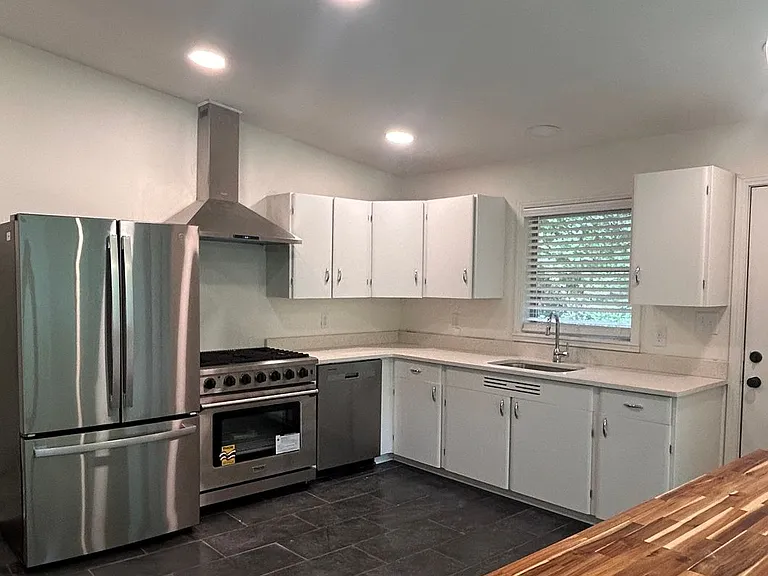 271 Lakeside Dr — Photo 3