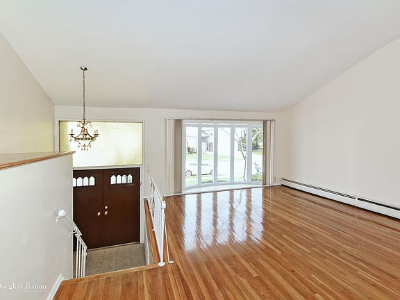 4th image of 58 Barry Dr