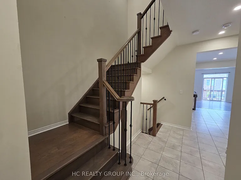 64 Rimrock Cres N — Photo 3
