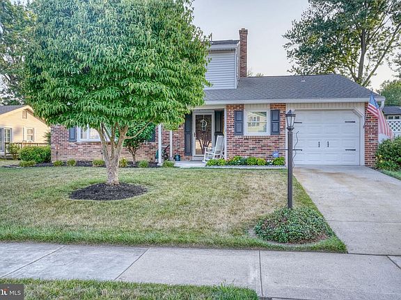 5th image of 908 Schoolhouse Ln