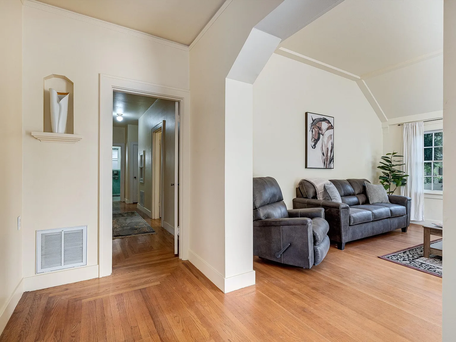 3 bed, 2241 sqft, $6,250 — Photo 2