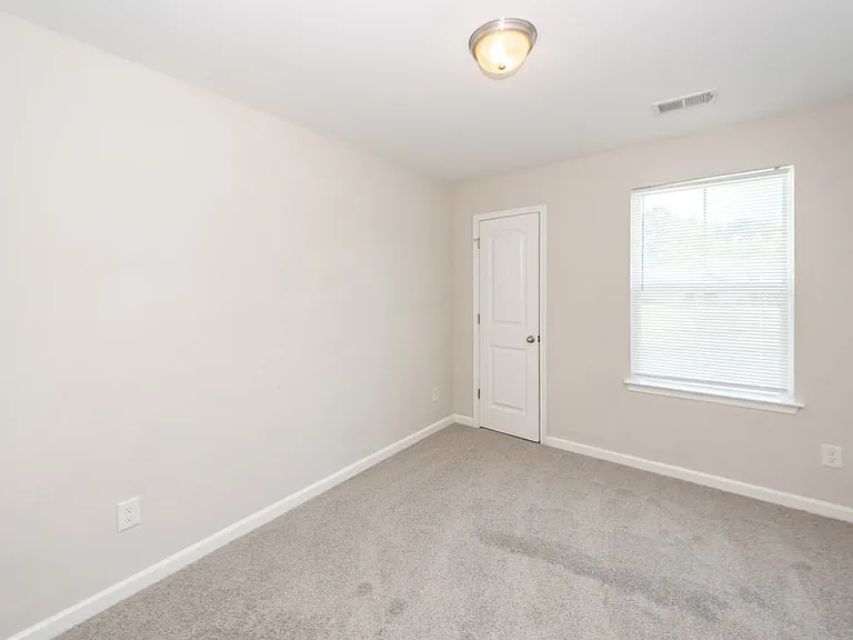 484 Truman Dr — Photo 2
