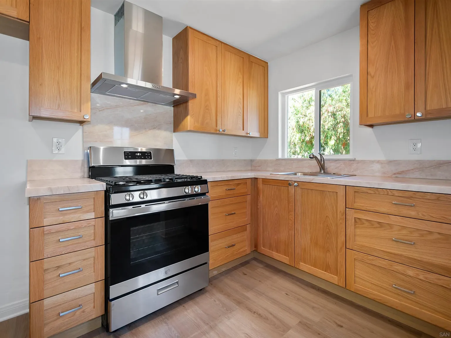 2 bed, 1.0 bath, 1100 sqft, $2,995 — Photo 2