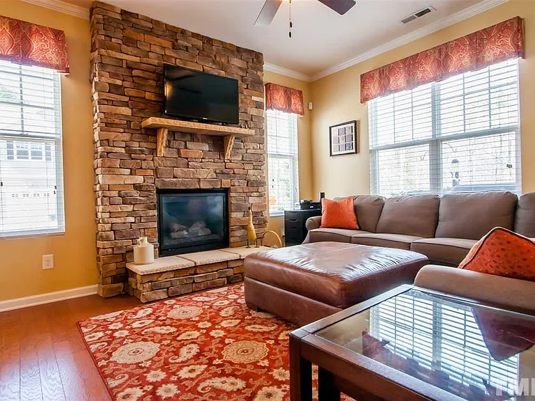 101 Suffolk Green Ln #101 — Photo 4