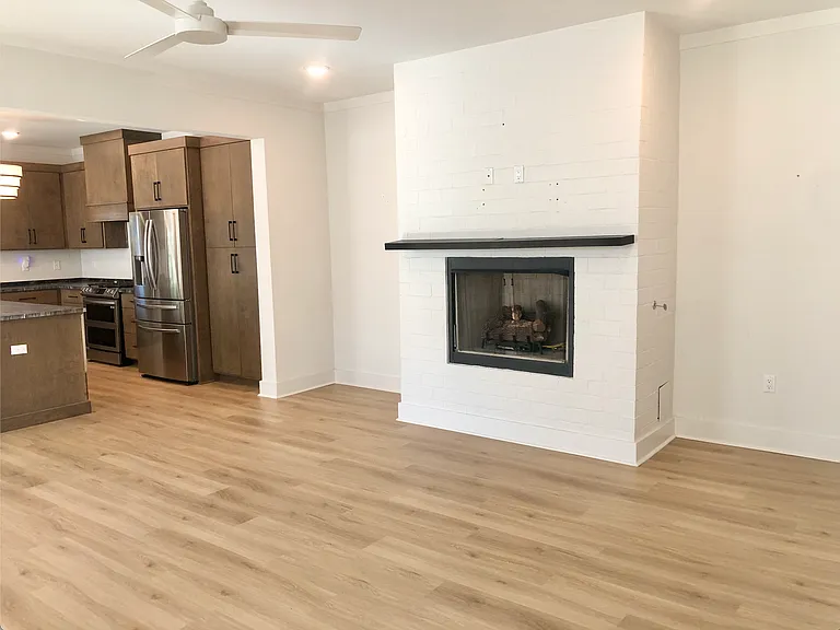 1215 E Lloyd St — Photo 3