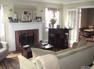 17 Surrey Dr, Merrick, NY 11566