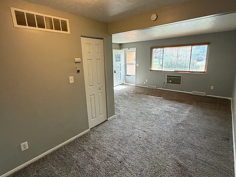 2472 Warren Pkwy #19 — Photo 4