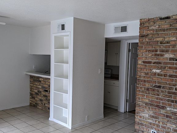 2nd image of 602 Heights Blvd #11
