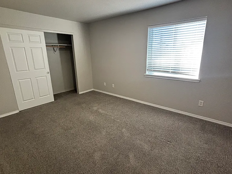 814 SE 9th St — Photo 27