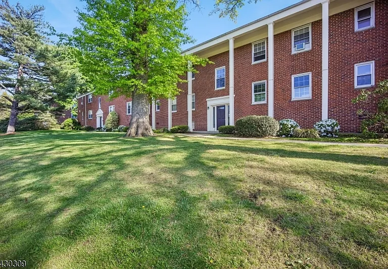 390 Morris Ave #8 — Photo 23