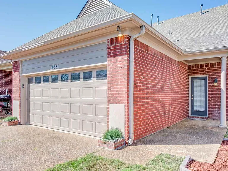 6851 Seaside Dr — Photo 2