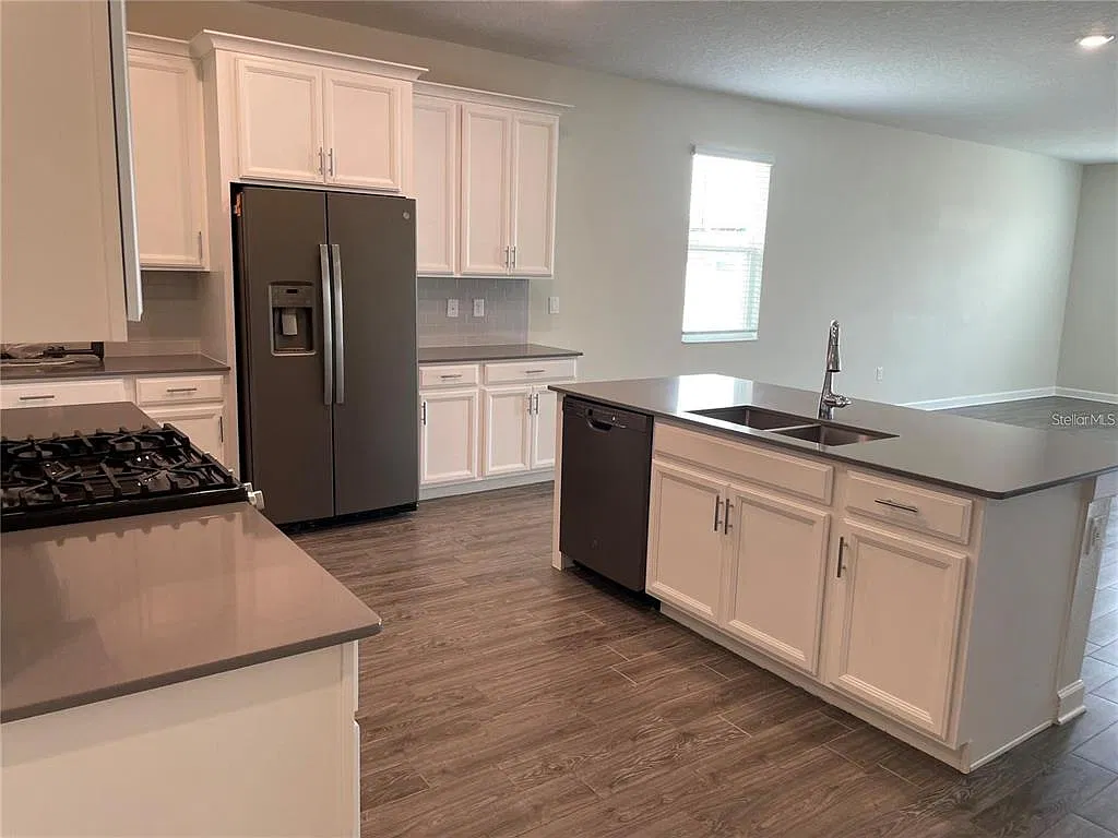 5 bed, 2.5 bath, 2942 sqft, $3,100 — Photo 3