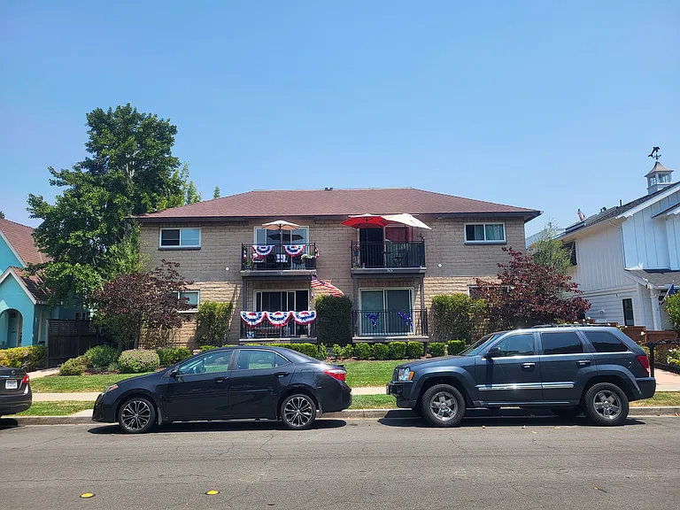 933 D Ave — Photo 1