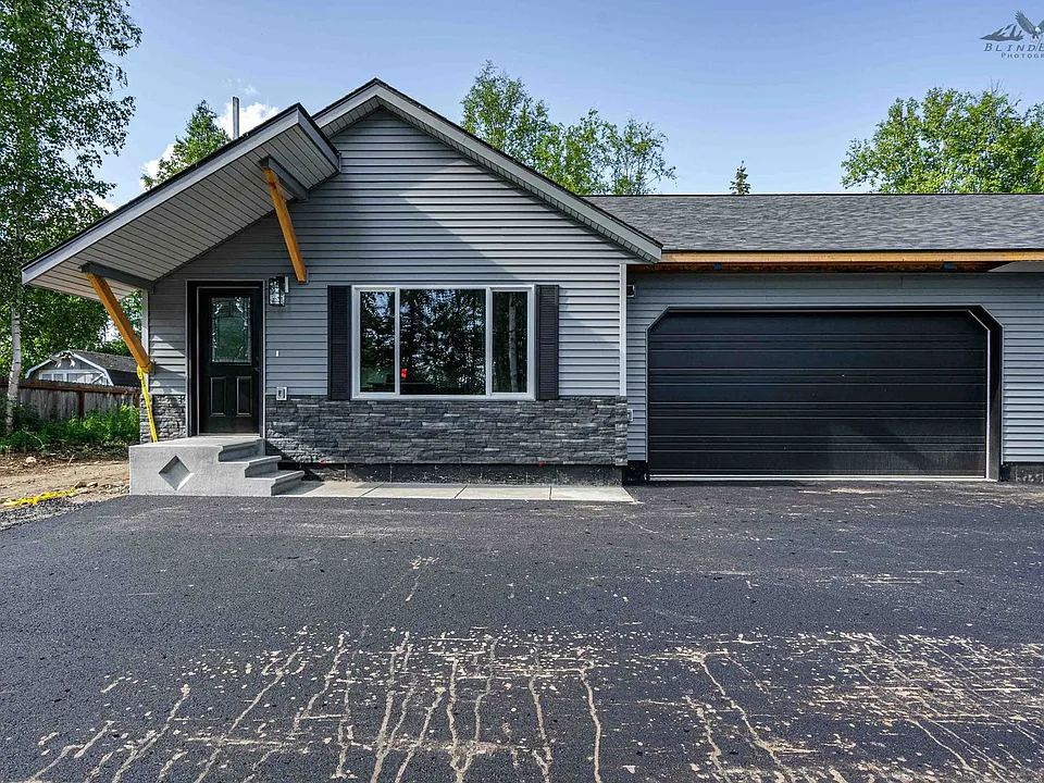 725 W Briar Dr
