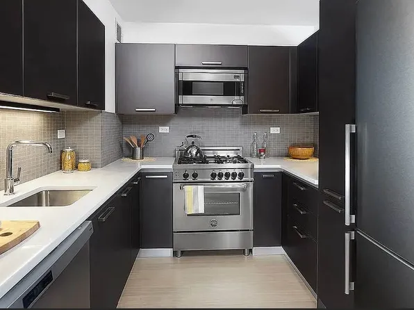 222 East 39th Street 23B image 2 of 10