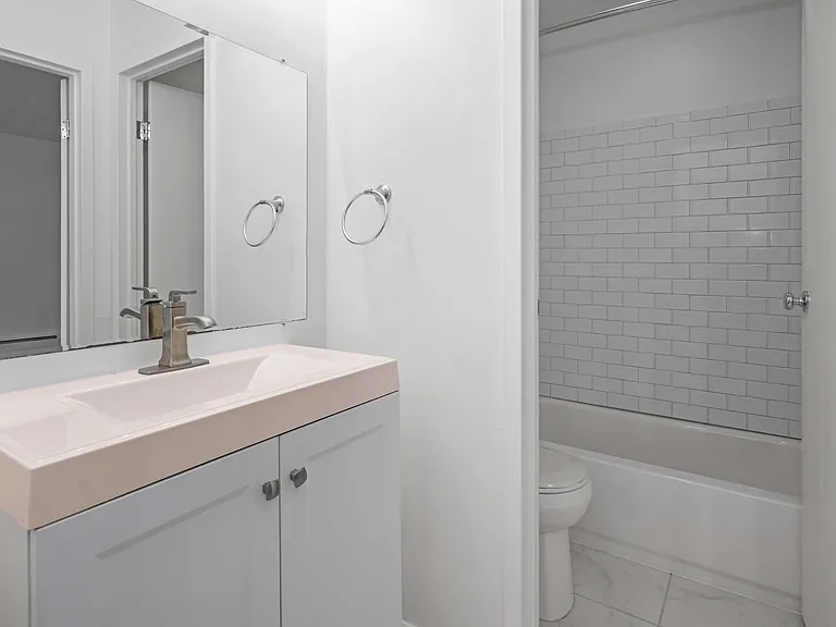 2935 Marshall, Apt 19 (26) 2935 Marshall, Apt 19 (26)