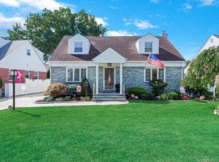 42 Tottenham Pl, New Hyde Park, NY 11040