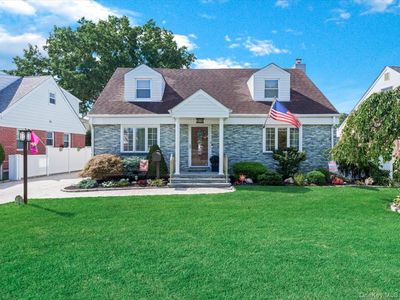 42 Tottenham Place, New Hyde Park, NY, 11040