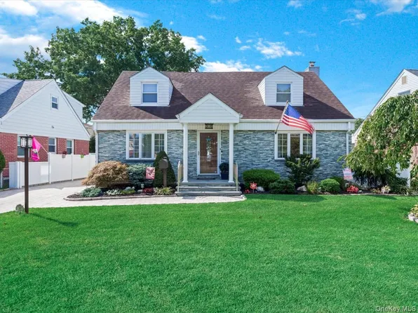 42 Tottenham Place, New Hyde Park, NY 11040