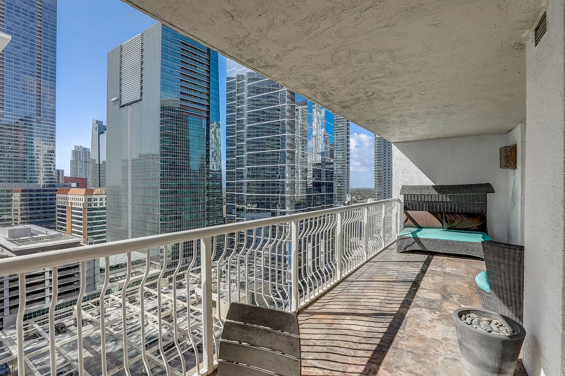 Brickell Bay Dr-023