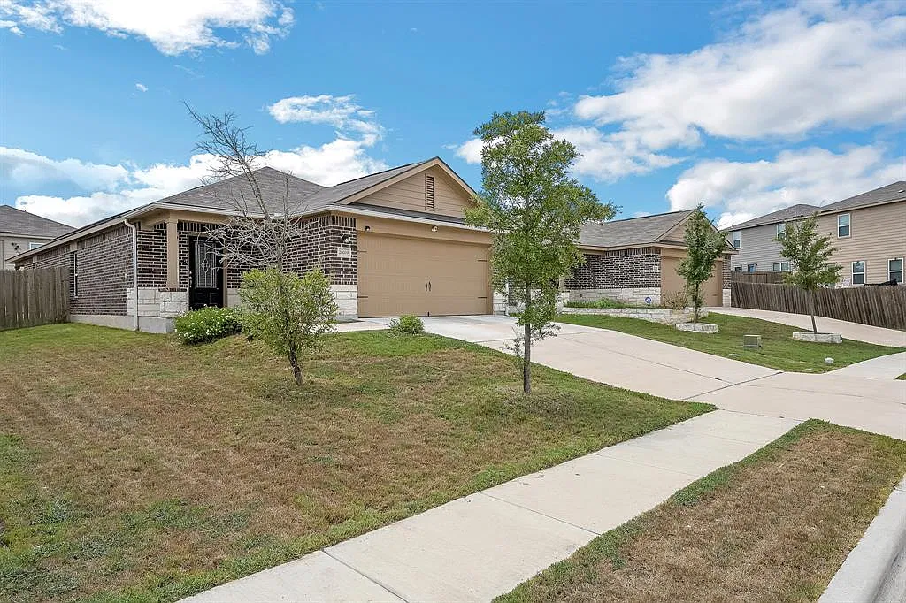 3 bed, 2.0 bath, 1660 sqft, $1,850 — Photo 2