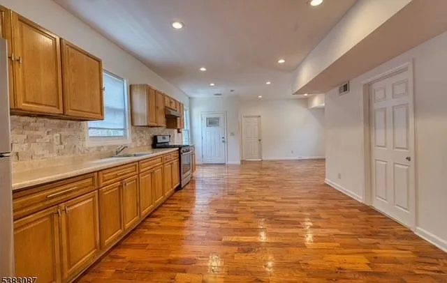 3 bed, 1.0 bath, 1247 sqft, $2,300 — Photo 4