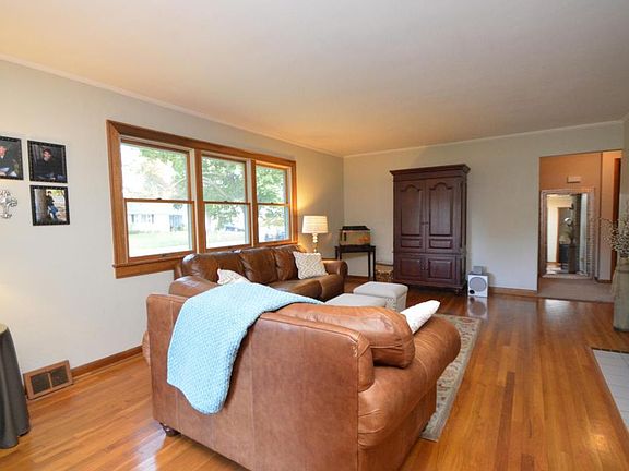 3rd image of 2141 Cresthill Dr