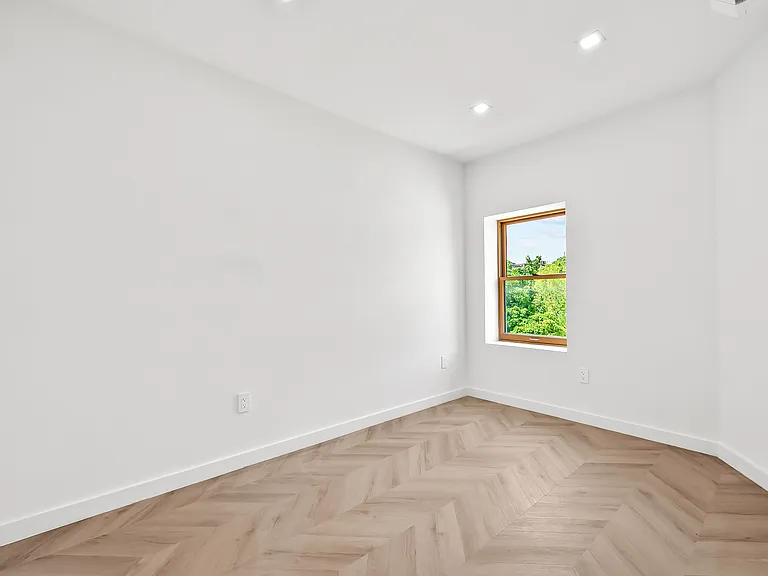 105 Gates Ave #4 — Photo 2