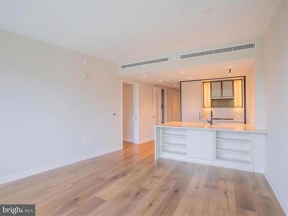 2nd image of 601 Wharf St SW Unit 204