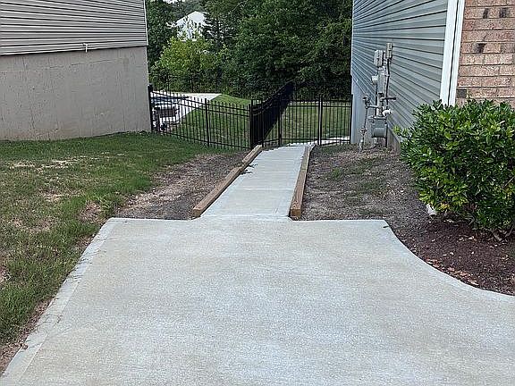 3rd image of 152 Alden Oaks St