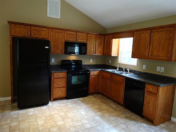 4th image of 350 Cedar Springs Ln