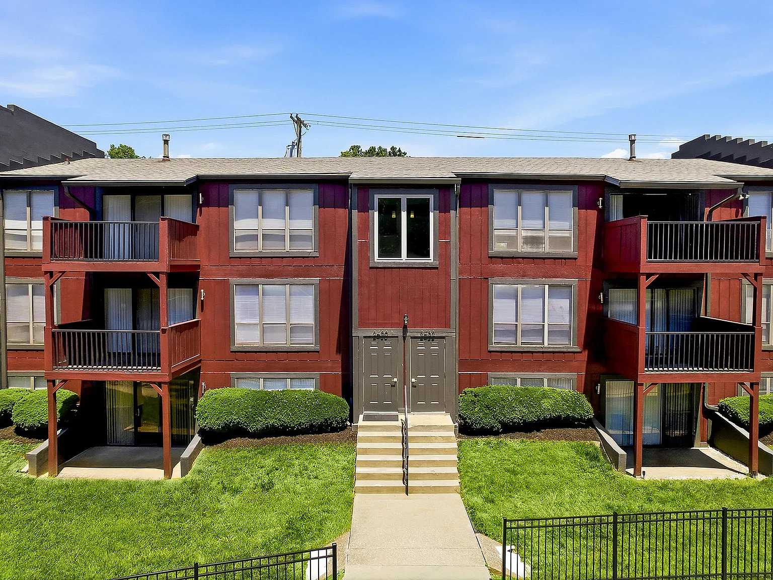 Eagles Eyrie Apartments — Photo 3
