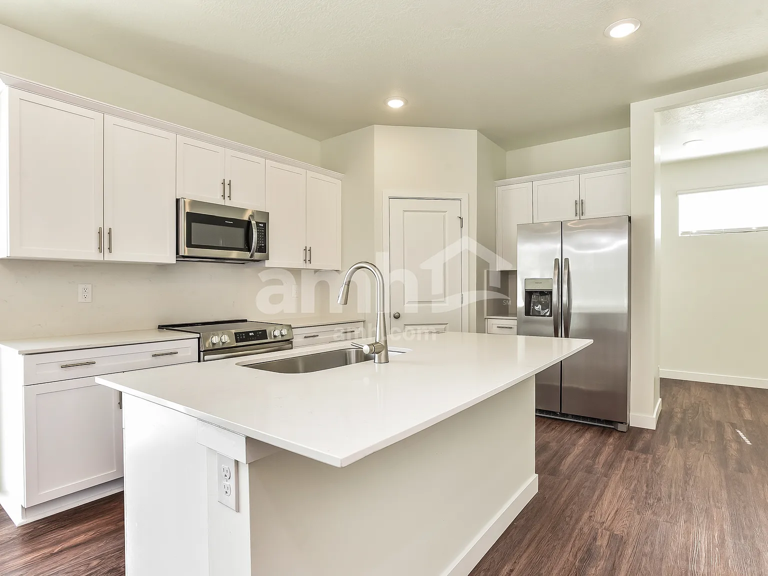 5 bed, 3.5 bath, 2442 sqft, $2,560 — Photo 3