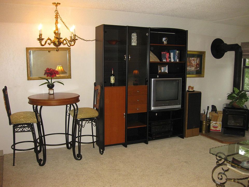 Entertainment/Dining Area