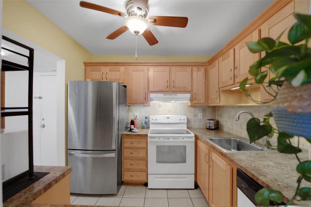 257 S Cypress Road #401, photo 2