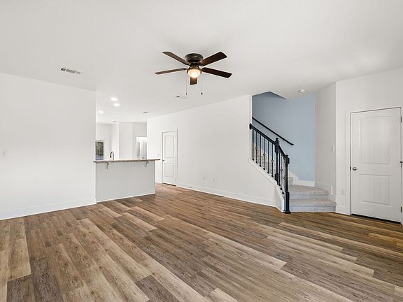 5th image of 140 Kinley Ave