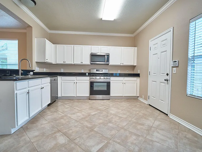 18814 Sandelford Dr — Photo 8