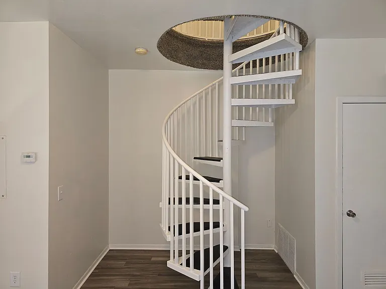 590 Parkview Dr — Photo 9