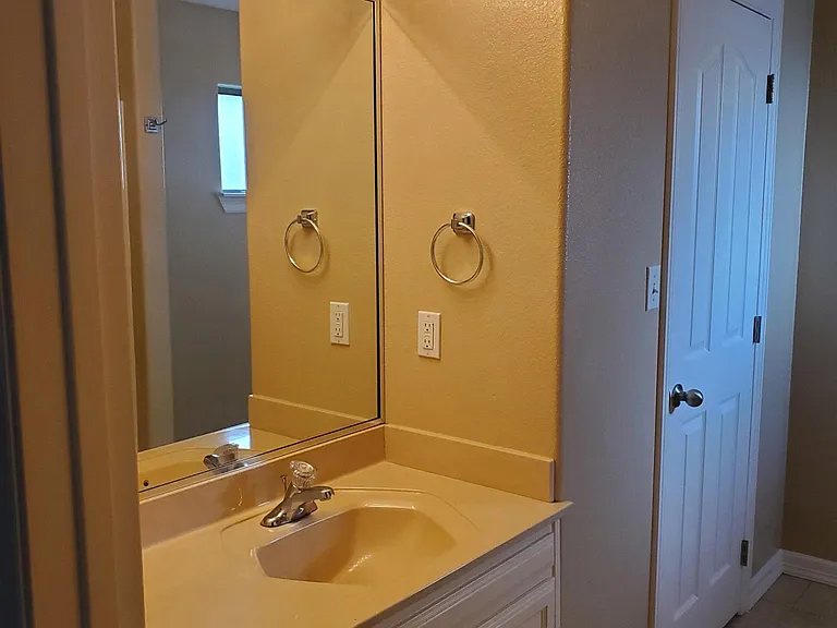 2124 Treasure Oaks Dr — Photo 12