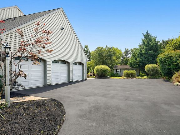 4th image of 1540 Lilac Rd