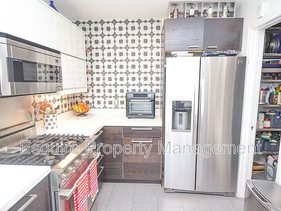 5th image of 676 Doris Ave