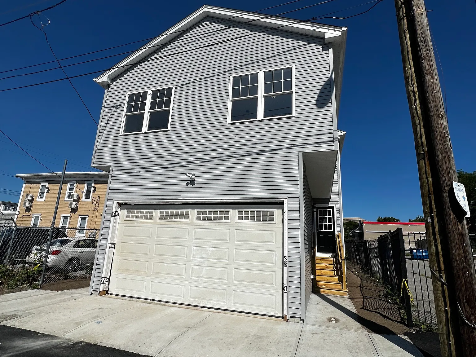 3 bed, 1.5 bath, 1040 sqft, $2,100 — Photo 1