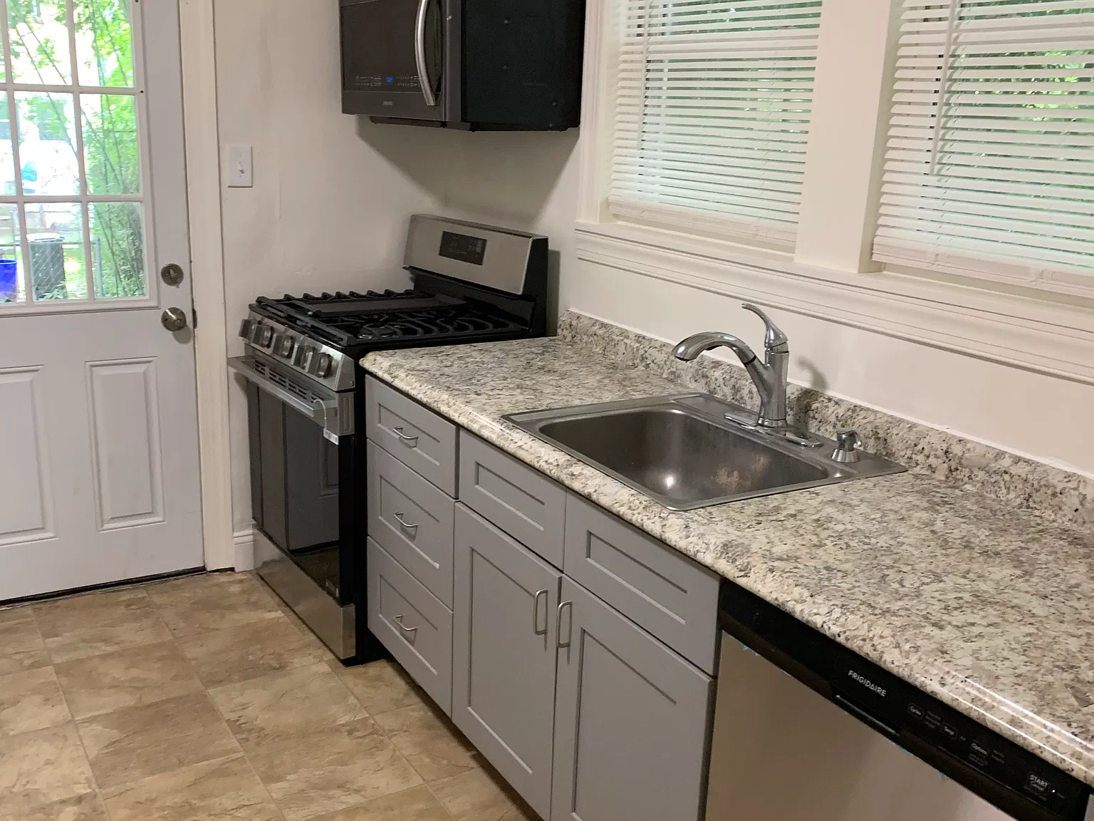 3 bed, 1176 sqft, $2,450 — Photo 4