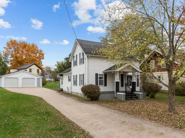 666 Depot St, Manawa, WI 54949