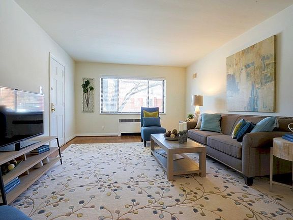 3rd image of 2210 Victory Pkwy APT 4