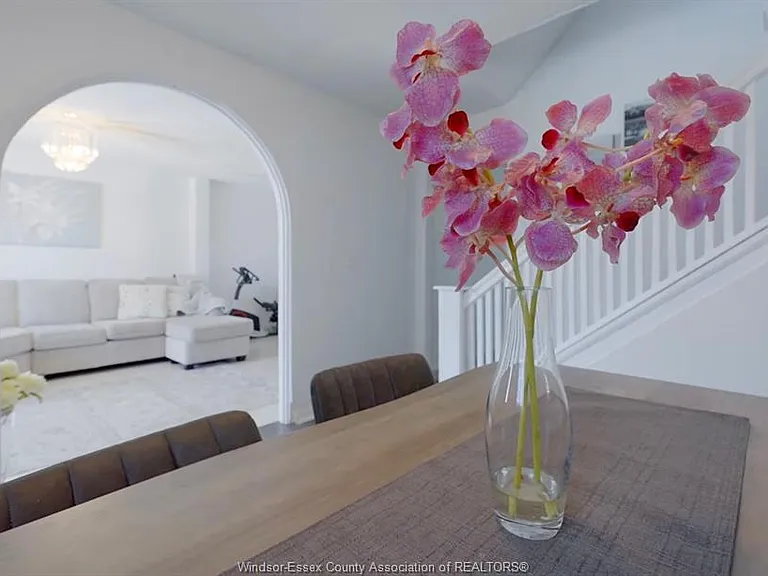 1073 Pierre Ave — Photo 2