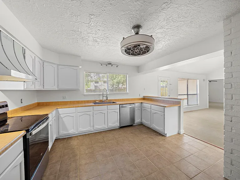 13815 Grosvenor St — Photo 14