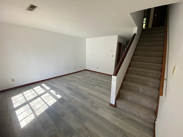 114 Colonial Ct — Photo 1